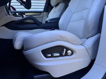 Cayenne e-Hybrid SportDesign - Carmine Red - Pan