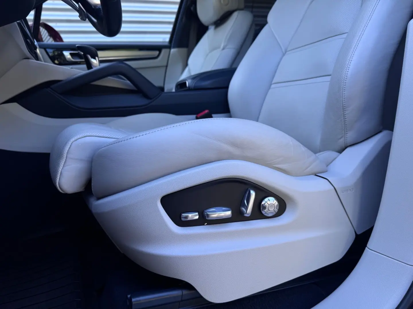 Cayenne e-Hybrid SportDesign - Carmine Red - Pan