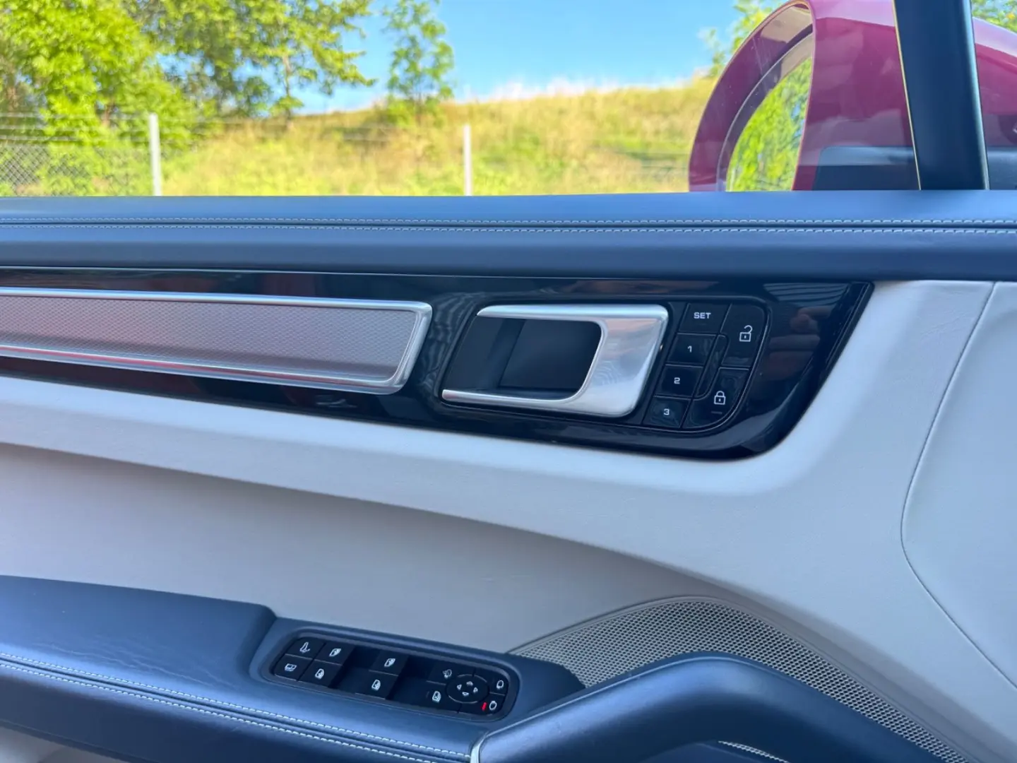 Cayenne e-Hybrid SportDesign - Carmine Red - Pan