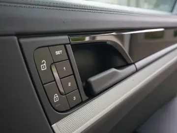 Cayenne E-Hybrid PANO P-Display HUD AHK 18W ACC