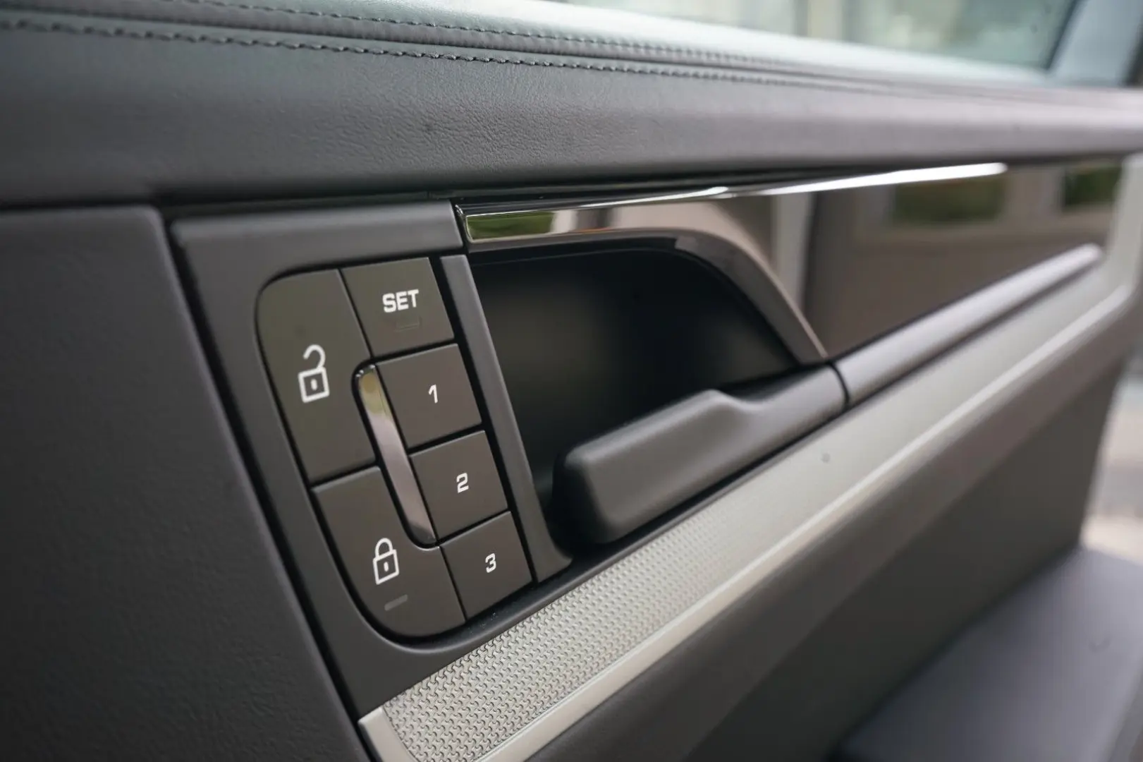 Cayenne E-Hybrid PANO P-Display HUD AHK 18W ACC