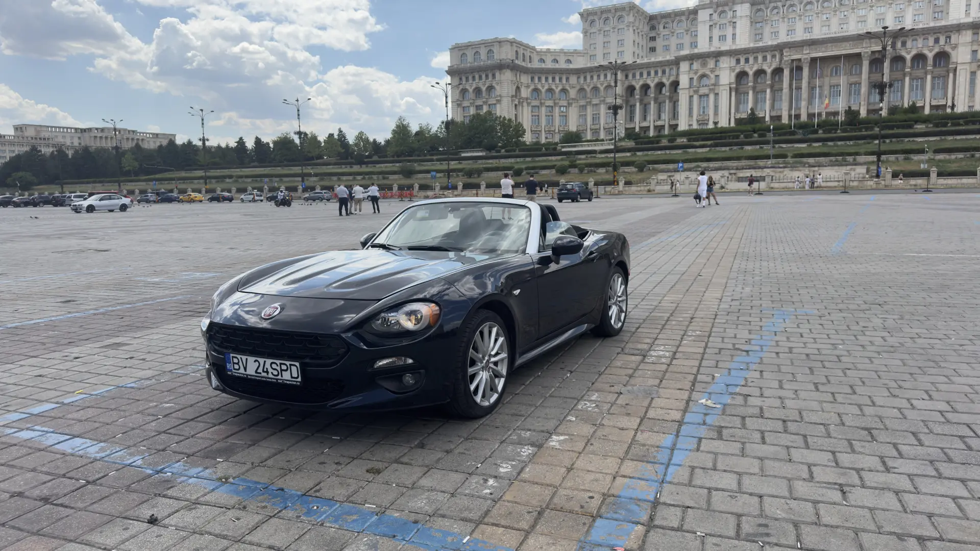 Fiat 124 Spider (MX-5 Miata)
