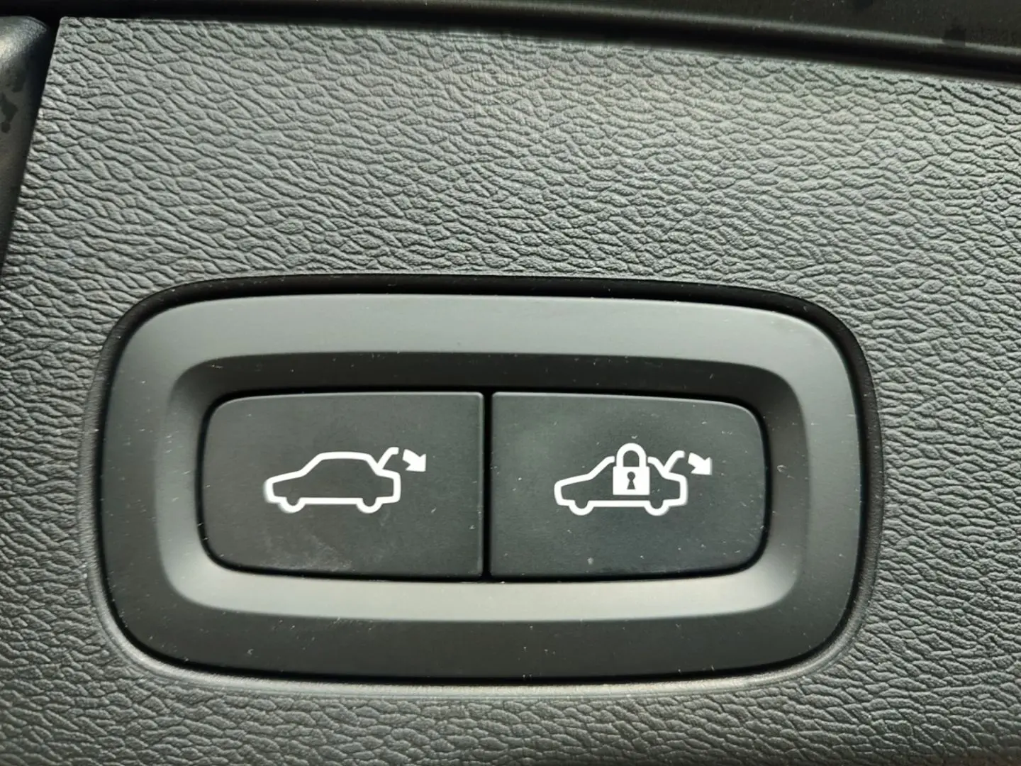 XC60 Core 2WD AHK-klappbar Navi Digitales Cockpi