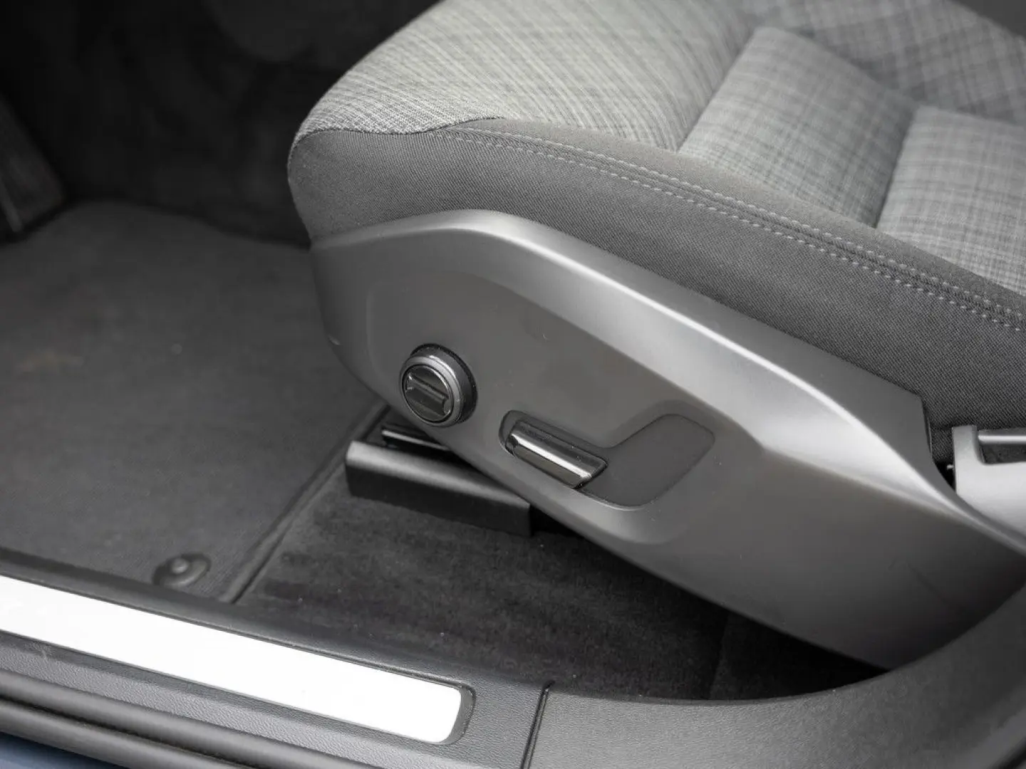 XC60 B4 KLIMA KEYLESS PDC SHZ KAMERA NAVI LED