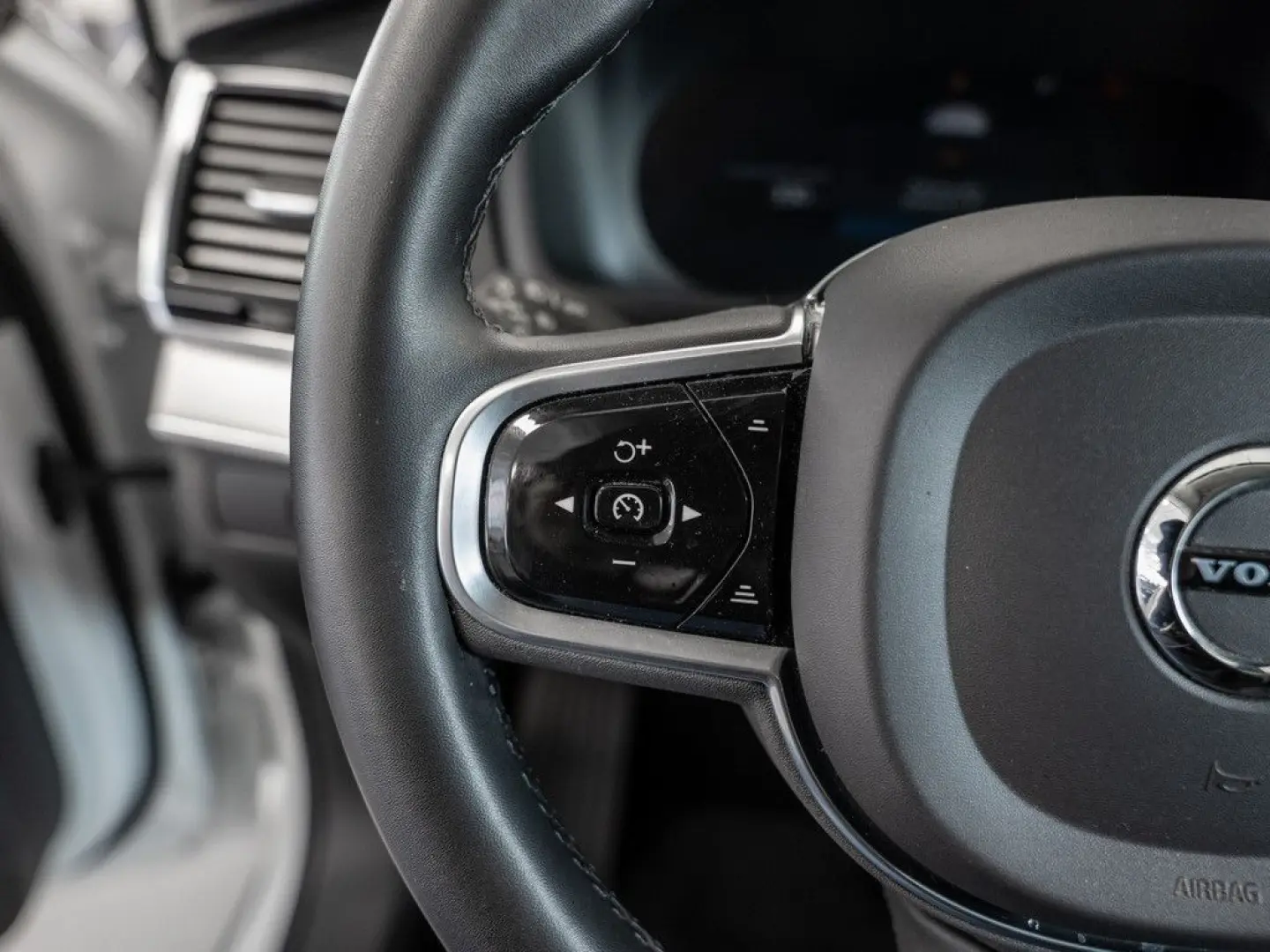 XC90 B5 D AWD Plus Dark H K PANO 360  7-SITZER