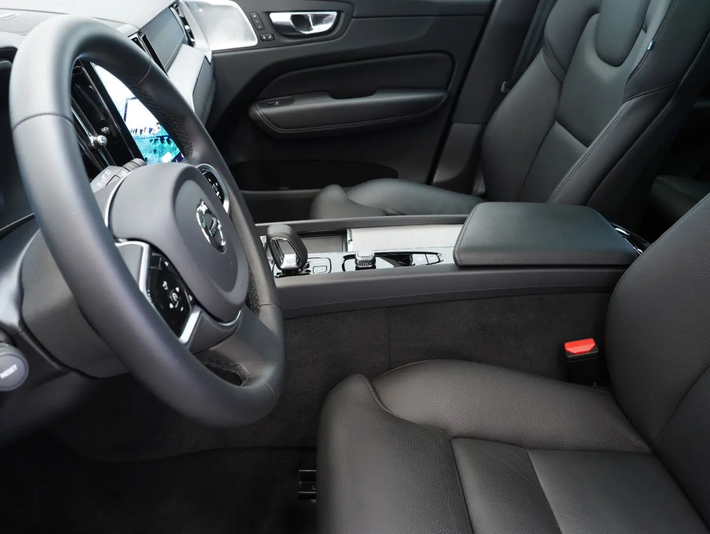 XC60 B5 B AWD Ultimate Dark B&W FOUR-C