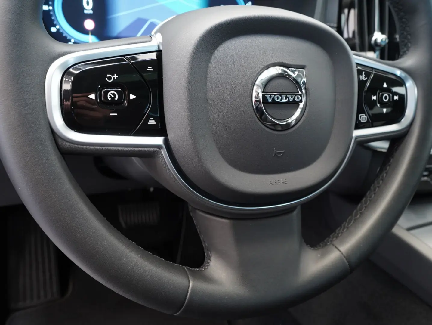 XC60 B5 B AWD Ultimate Dark B&W FOUR-C