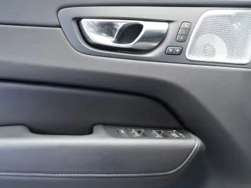 XC60 B5 B AWD Ultimate Dark B&W FOUR-C