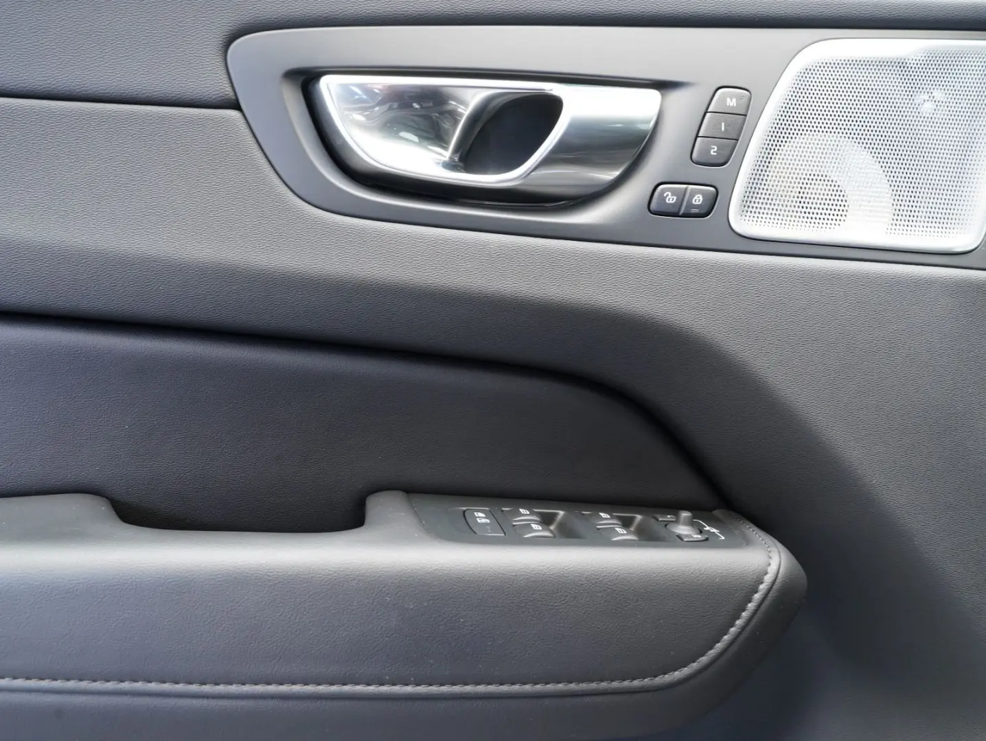 XC60 B5 B AWD Ultimate Dark B&W FOUR-C