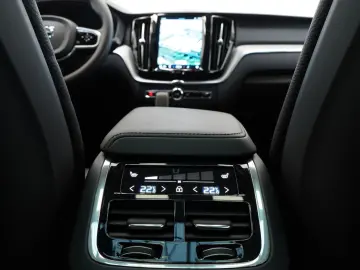 XC60 B5 B AWD Ultimate Dark B&W FOUR-C