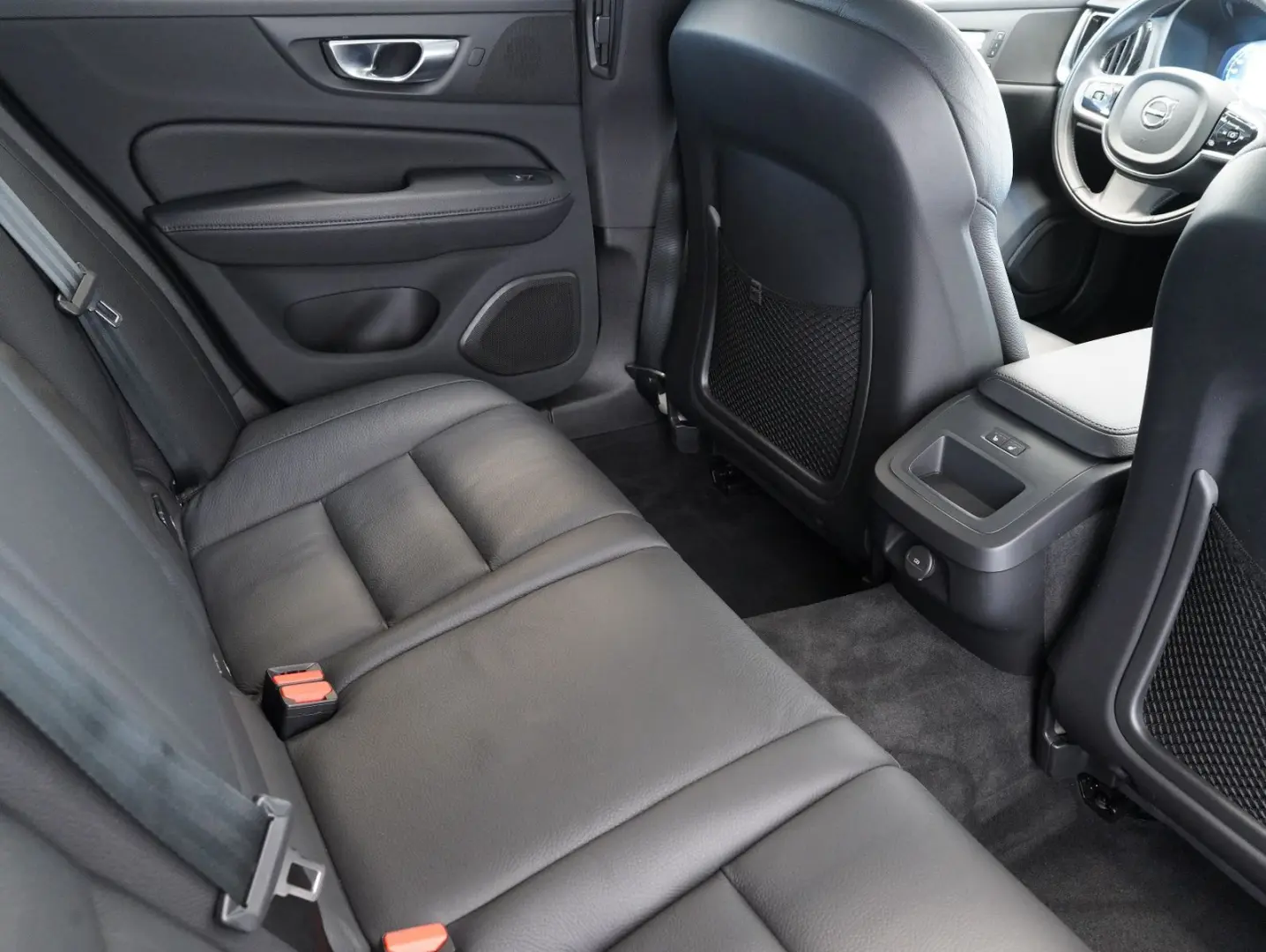 XC60 B5 B AWD Ultimate Dark B&W FOUR-C