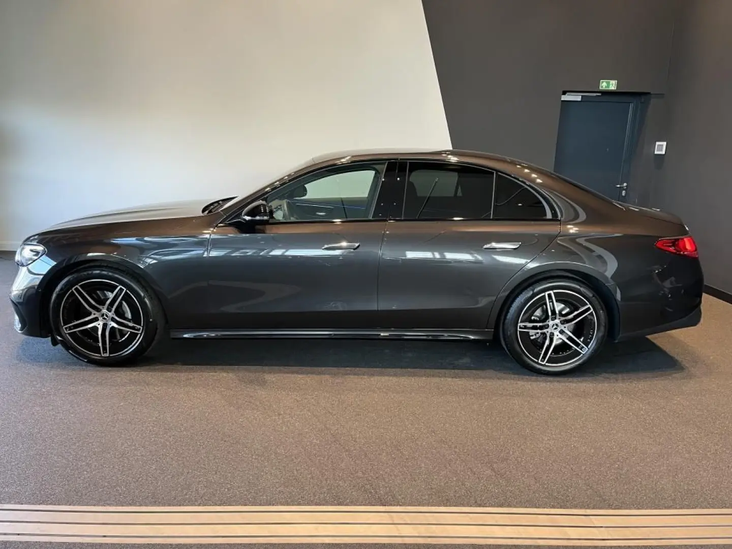 E 200 AMG  Night Navi Distronic Kamera MBUX Ambi