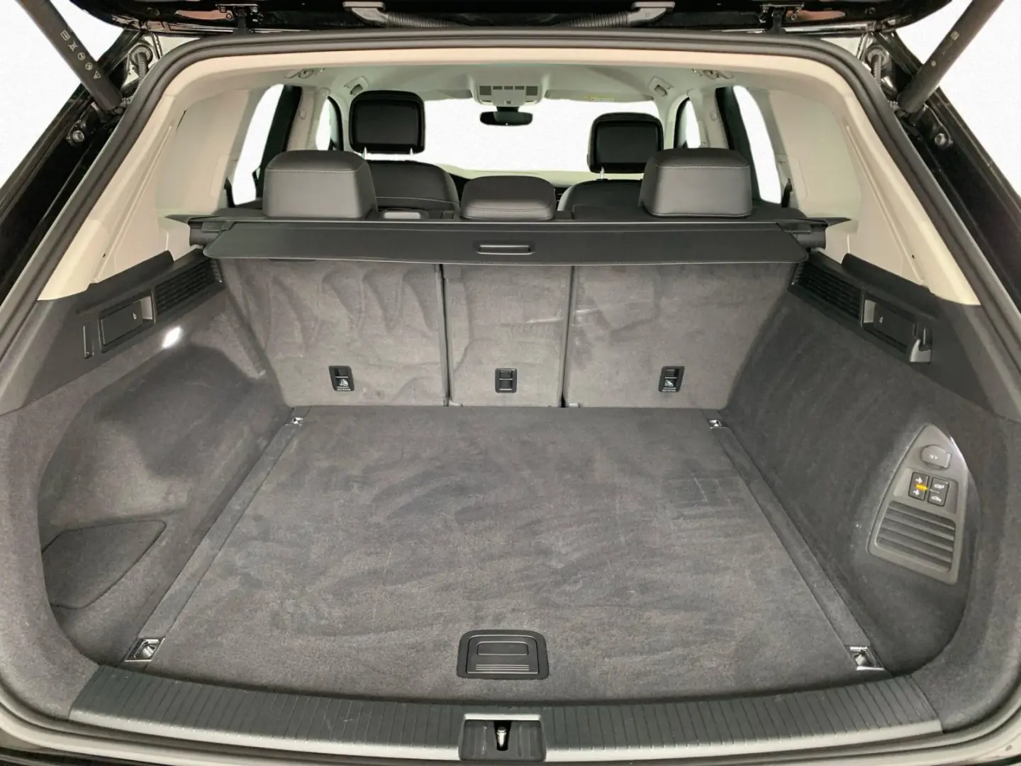 Touareg 3.0 TDI DSG 4M LED KAMERA AHK LUFT ACC