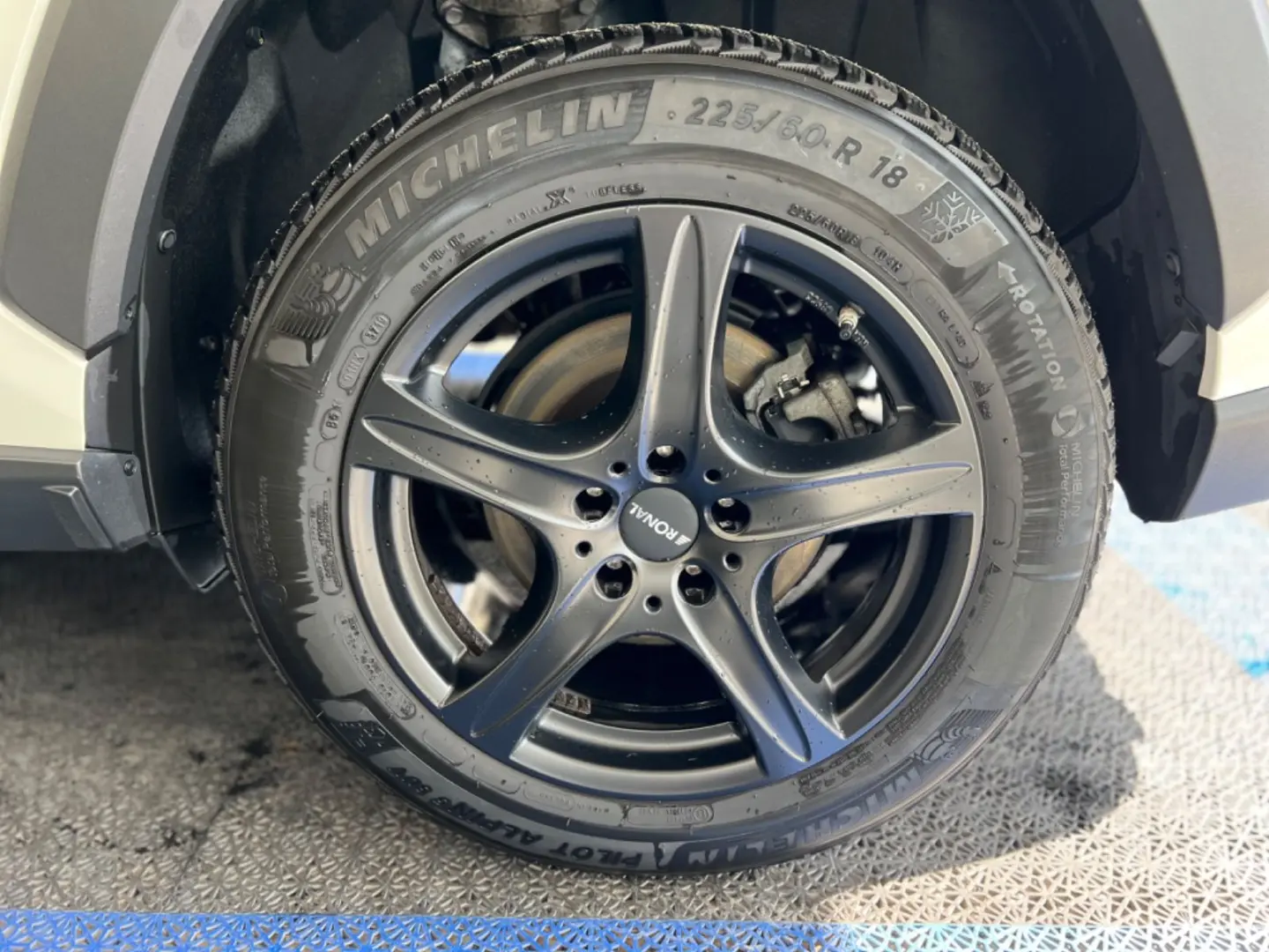 RAV4 Hybrid 4x2  LED KAMERA