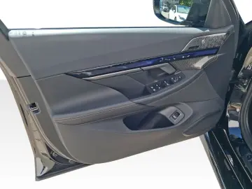 M5 Limousine M Drivers Package AHK B&W ACC 0 5%