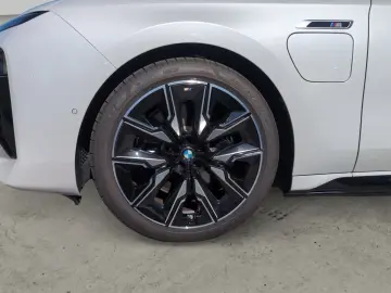 M760e xDrive M PERFORMANCE   MASSAGEFUNKTION