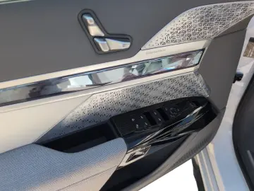 M760e xDrive M PERFORMANCE   MASSAGEFUNKTION