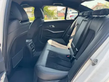 320 i M Sportpaket  MFL SHZ NAVI