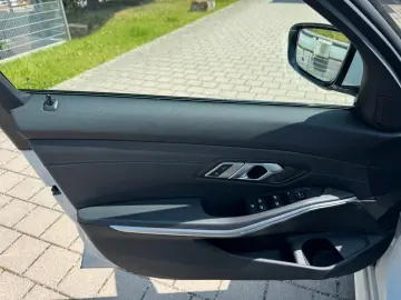 320 i M Sportpaket  MFL SHZ NAVI
