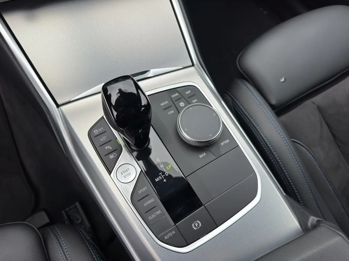 BMW 320 și Limuzină M SPORT LASER LIVE
