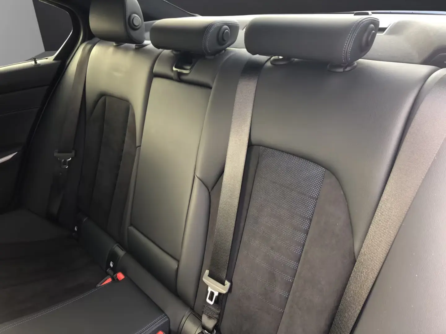 BMW 320 i Cameră LIM M-SPORT LED NAVI