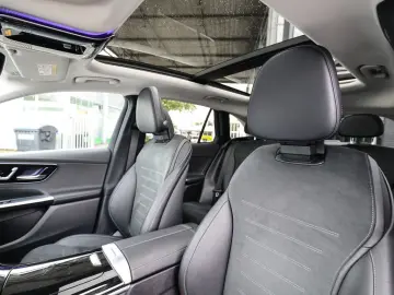 GLC 300 e 4M AMG Sport Advanced LED Pano Navi SH