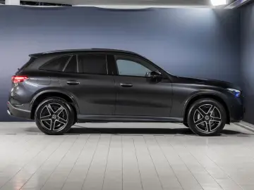 GLC 300 e 4M AMG DIG.LIGHT HUD AHK Pano Distro