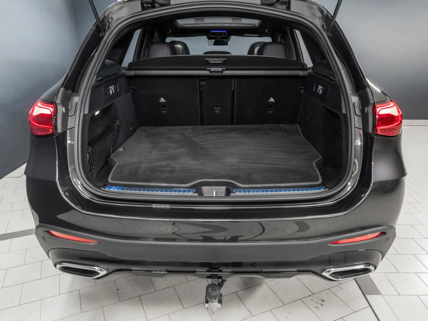 GLC 300 e 4M AMG DIG.LIGHT HUD AHK Pano Distro