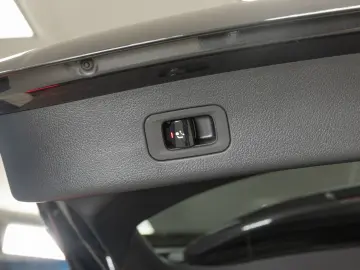 GLC 300 e 4M AMG DIG.LIGHT HUD AHK Pano Distro