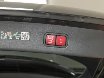 GLC 300 e 4M AMG DIG.LIGHT HUD AHK Pano Distro