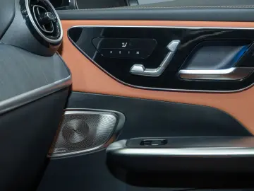 GLC 300 e 4M AMG DIG.LIGHT HUD AHK Pano Distro