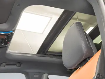 GLC 300 e 4M AMG DIG.LIGHT HUD AHK Pano Distro