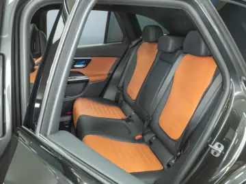 GLC 300 e 4M AMG DIG.LIGHT HUD AHK Pano Distro