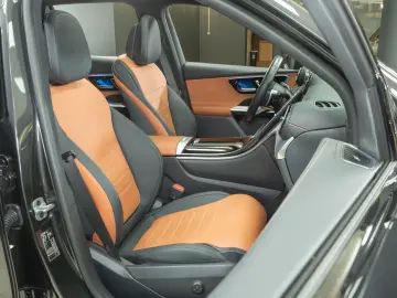 GLC 300 e 4M AMG DIG.LIGHT HUD AHK Pano Distro