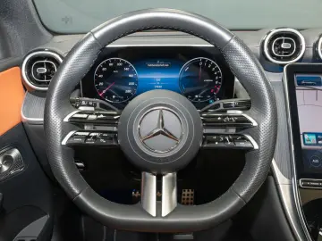 GLC 300 e 4M AMG DIG.LIGHT HUD AHK Pano Distro