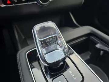 XC90 T8 AWD Ultra Dark FACELIFT 21  360  4C B&W