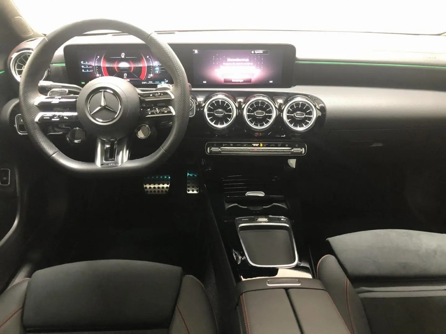 CLA 35 AMG 4M Pano AHK Distr MULTIBEAM Standheiz