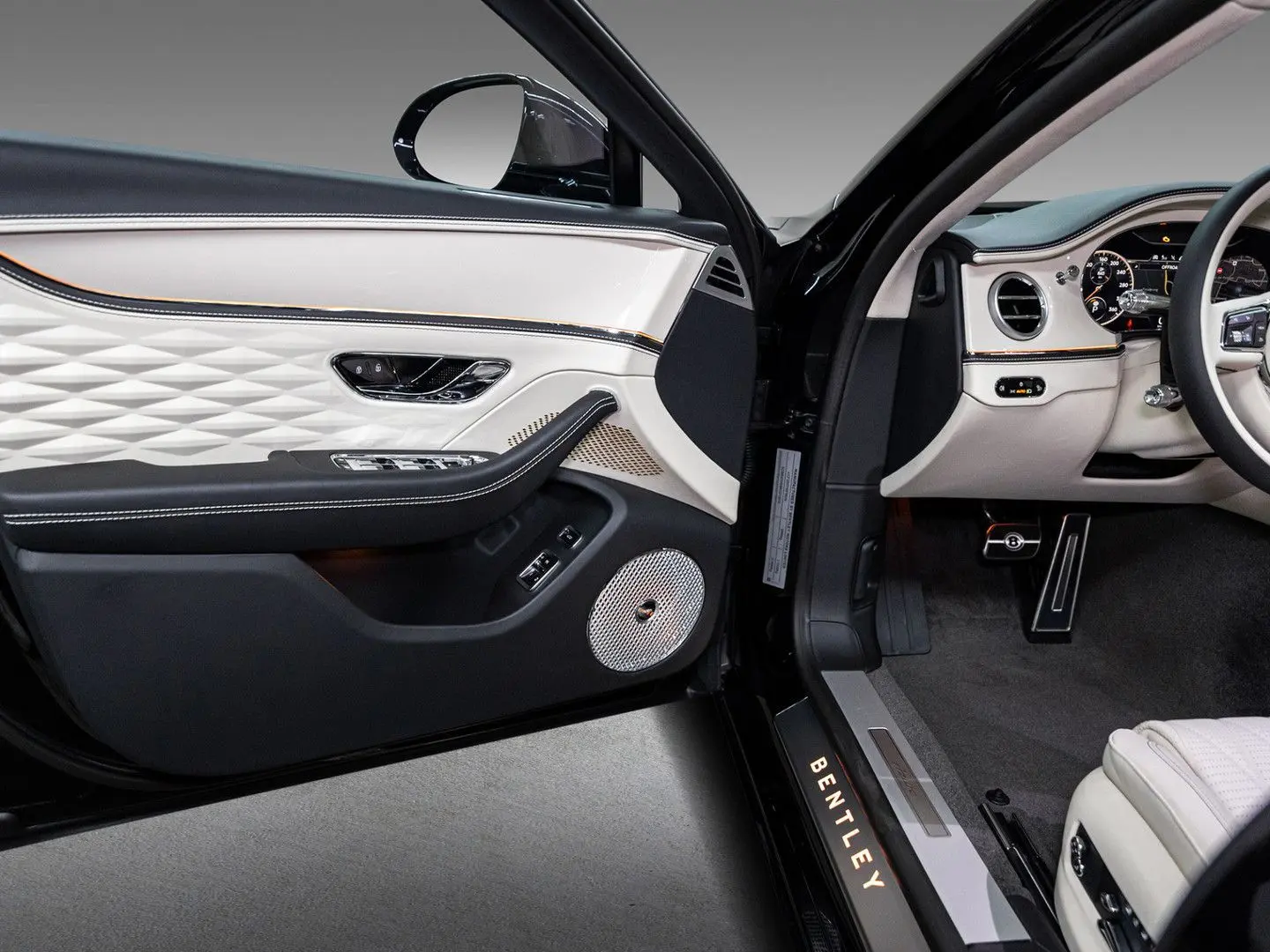 Flying Spur V8 Azure  Piano Linen Veneer Rotatin