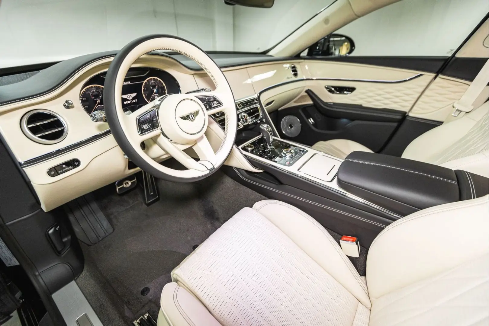 Flying Spur V8 Azure  Piano Linen Veneer Rotatin