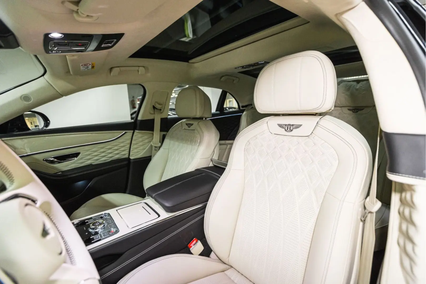 Flying Spur V8 Azure  Piano Linen Veneer Rotatin