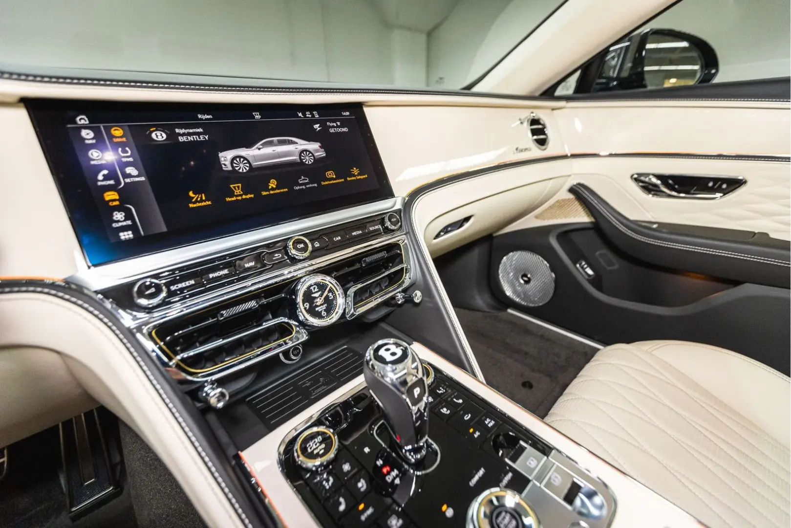 Flying Spur V8 Azure  Piano Linen Veneer Rotatin