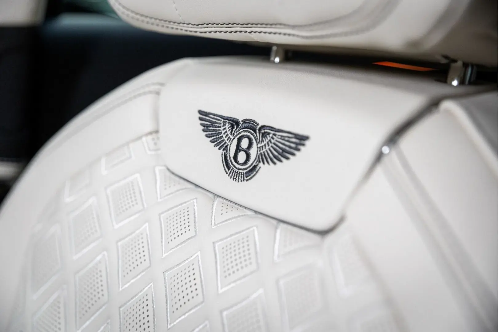 Flying Spur V8 Azure  Piano Linen Veneer Rotatin