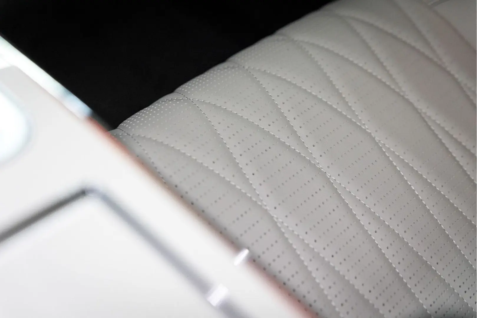 Flying Spur V8 Azure  Piano Linen Veneer Rotatin