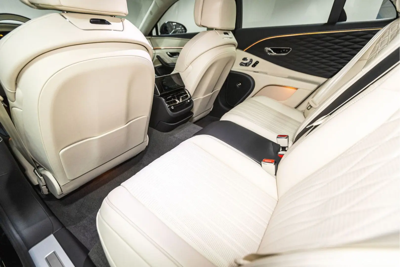 Flying Spur V8 Azure  Piano Linen Veneer Rotatin