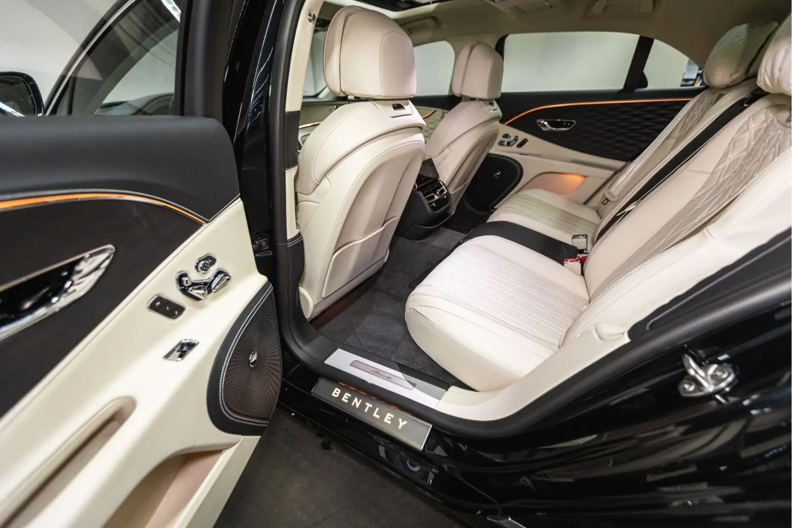 Flying Spur V8 Azure  Piano Linen Veneer Rotatin