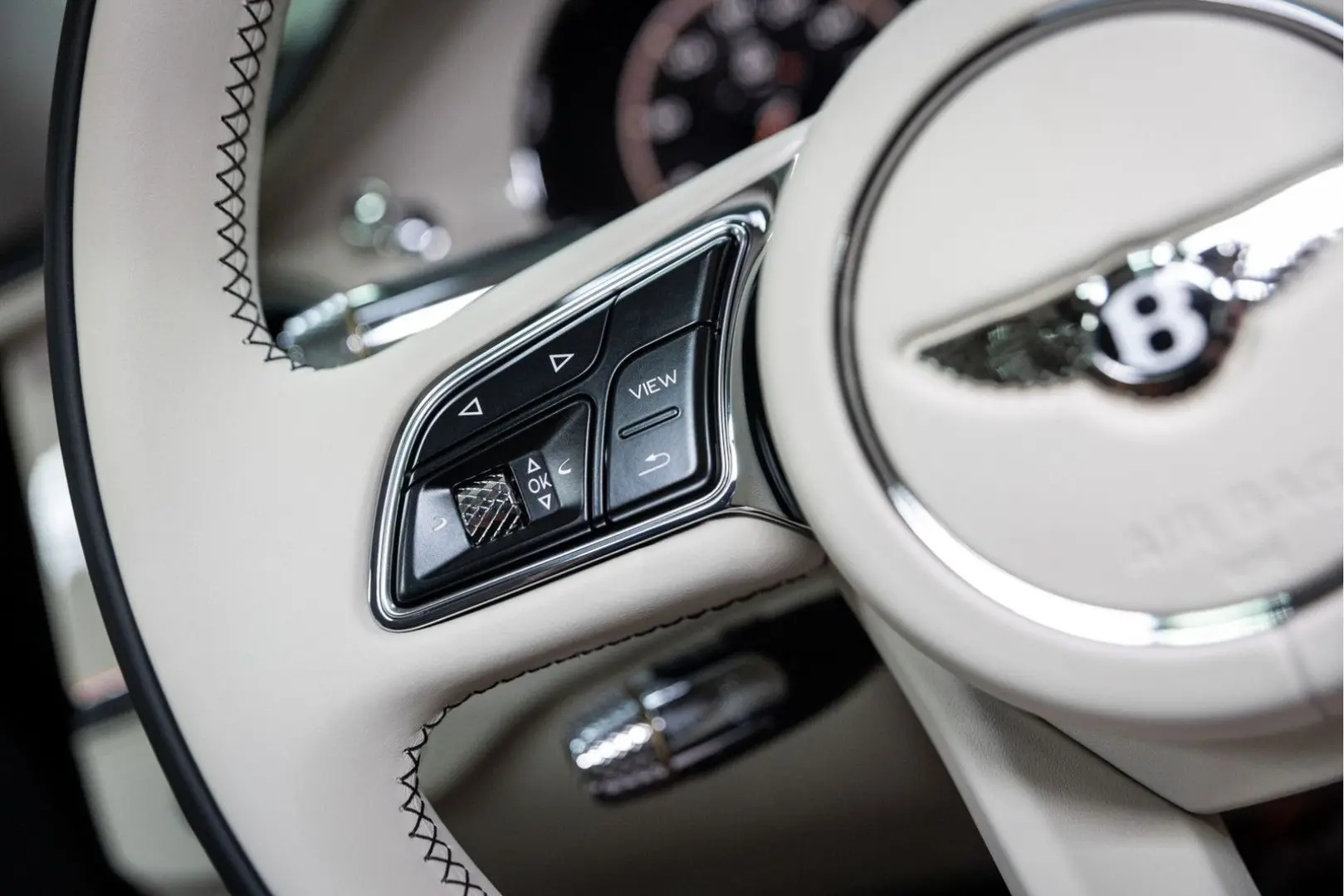 Flying Spur V8 Azure  Piano Linen Veneer Rotatin