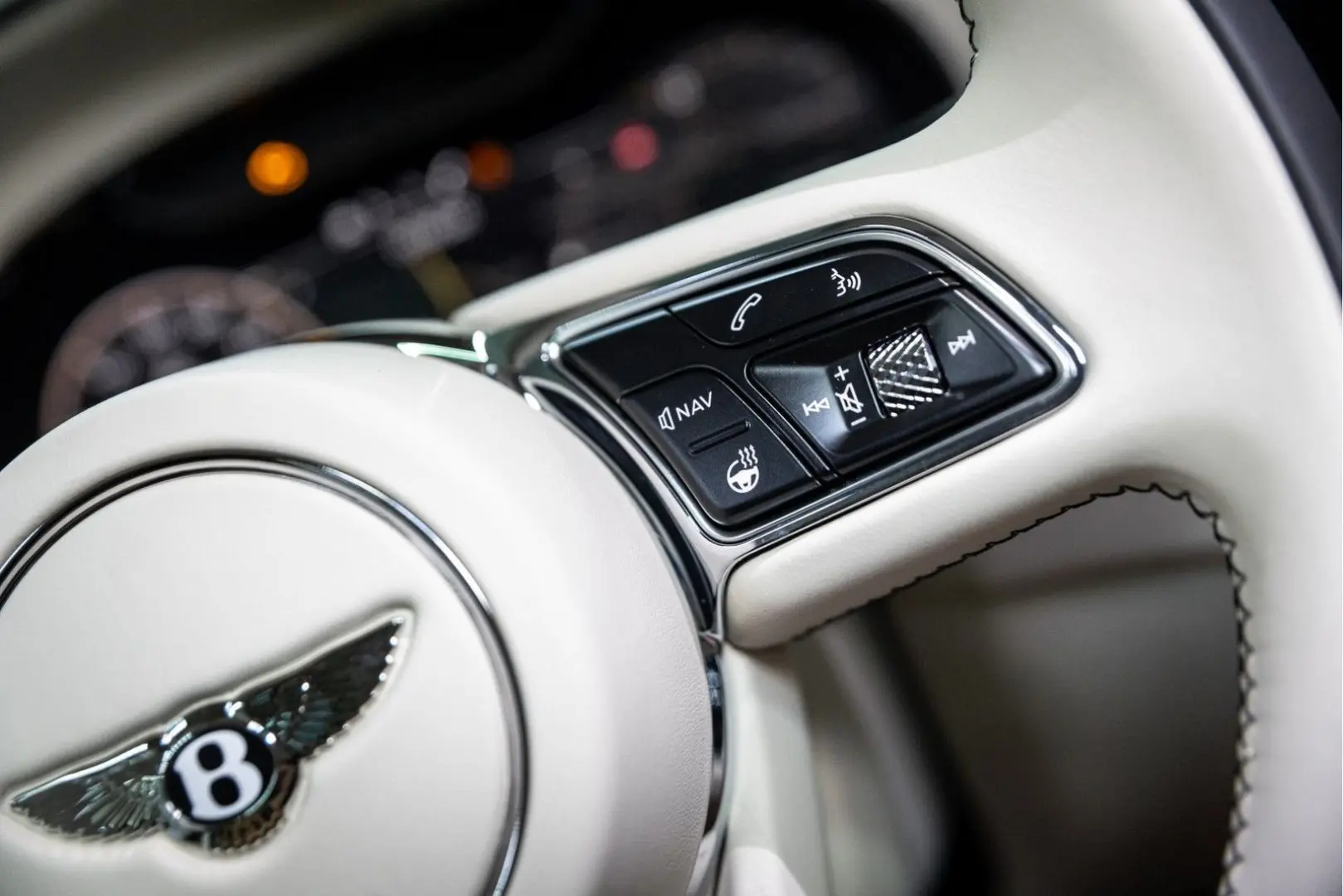 Flying Spur V8 Azure  Piano Linen Veneer Rotatin