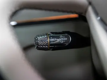 Flying Spur V8 Azure  Piano Linen Veneer Rotatin