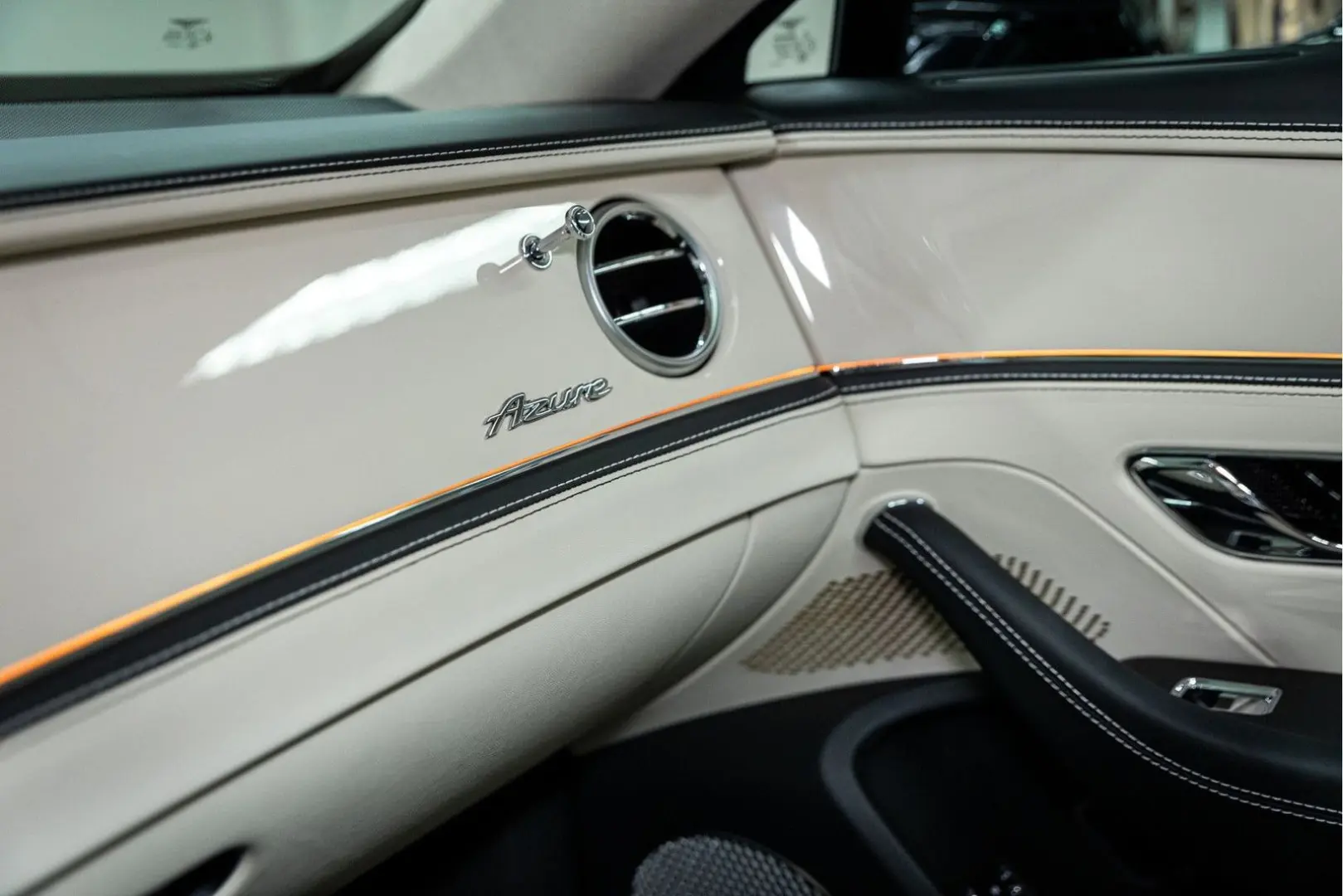Flying Spur V8 Azure  Piano Linen Veneer Rotatin