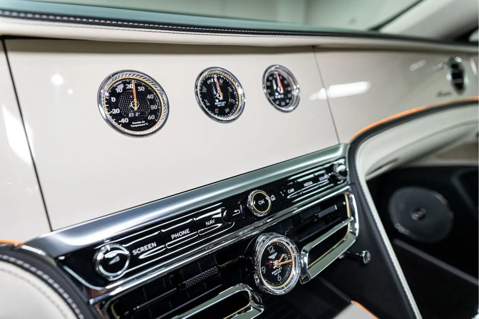 Flying Spur V8 Azure  Piano Linen Veneer Rotatin